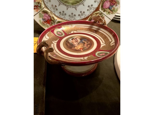 Lot 370 - romantisch bord/schaaltje op voet schwarzburg bonbonschaal, - afbeelding 2 van  5