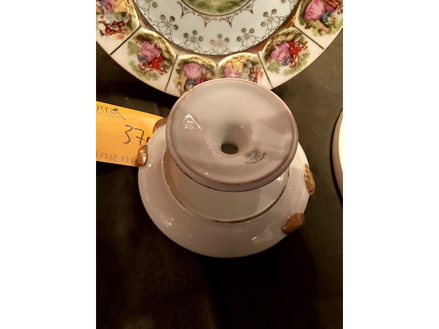 Lot 370 - romantisch bord/schaaltje op voet schwarzburg bonbonschaal, - afbeelding 3 van  5