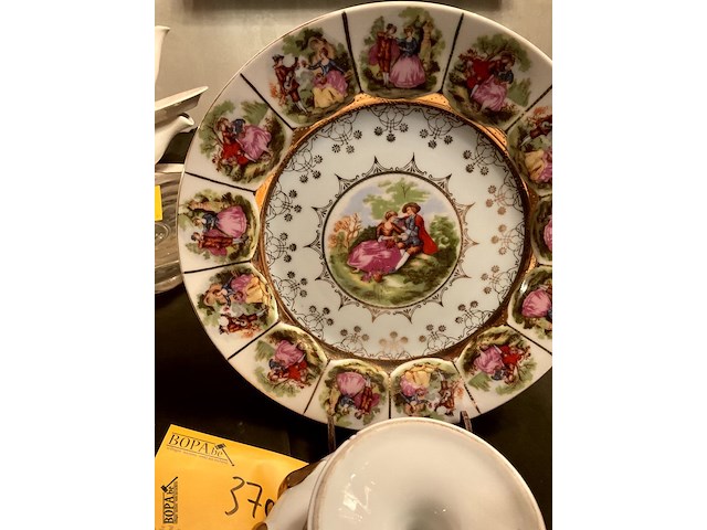 Lot 370 - romantisch bord/schaaltje op voet schwarzburg bonbonschaal, - afbeelding 4 van  5