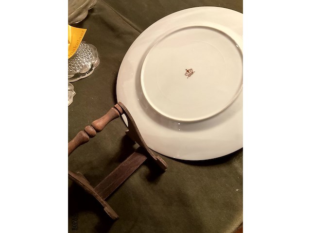 Lot 370 - romantisch bord/schaaltje op voet schwarzburg bonbonschaal, - afbeelding 5 van  5