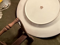 Lot 370 - romantisch bord/schaaltje op voet schwarzburg bonbonschaal, - afbeelding 5 van  5