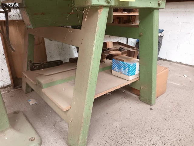 Lot 371 - houten werkbank - afbeelding 3 van  3