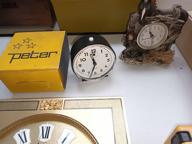 Lot 371 - klokken en wekkers. 7 stuks - afbeelding 4 van  5