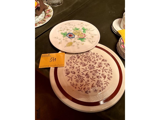 Lot 371 - taartschotels, 2 stuks - afbeelding 1 van  3