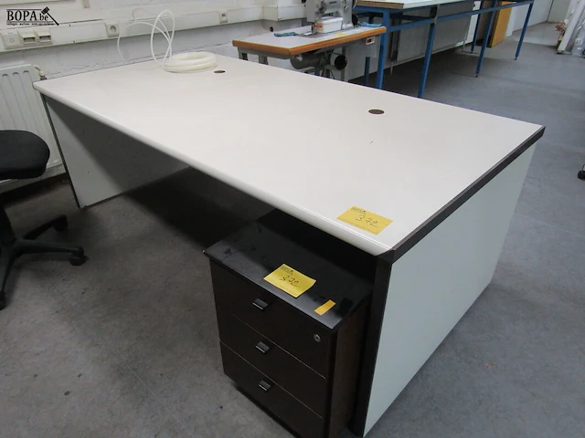 Lot 372 - dubbele bureau met ladekastje - afbeelding 1 van  4