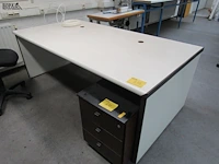 Lot 372 - dubbele bureau met ladekastje - afbeelding 1 van  4
