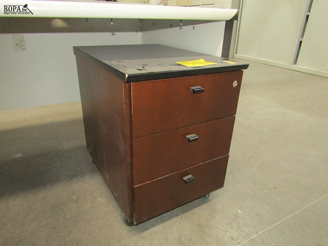 Lot 372 - dubbele bureau met ladekastje - afbeelding 2 van  4