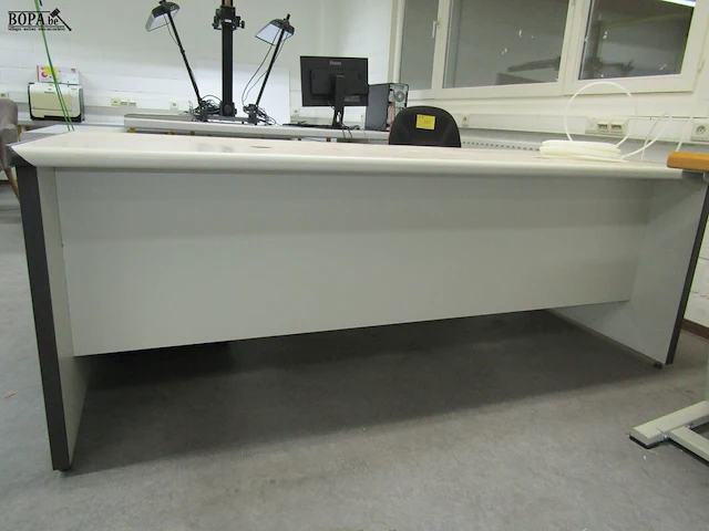 Lot 372 - dubbele bureau met ladekastje - afbeelding 4 van  4