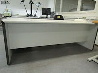 Lot 372 - dubbele bureau met ladekastje - afbeelding 4 van  4