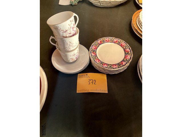 Lot 372 - flowers bordjes marlborough 7 stuks/3 koffiekopjes/ bordjes - afbeelding 1 van  6