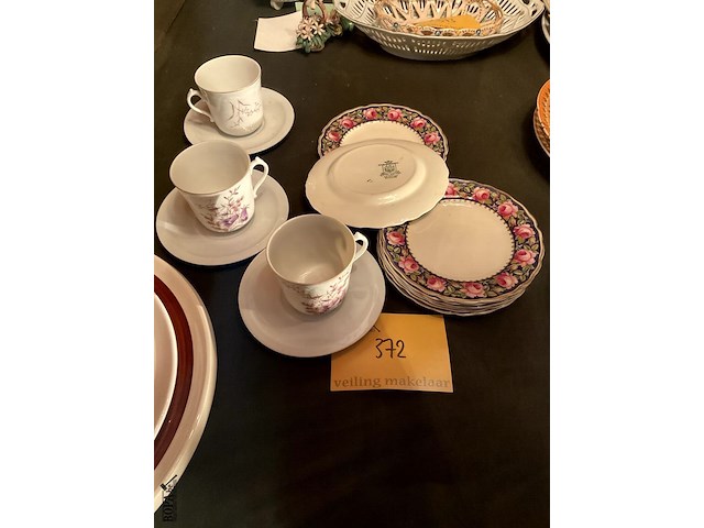 Lot 372 - flowers bordjes marlborough 7 stuks/3 koffiekopjes/ bordjes - afbeelding 2 van  6