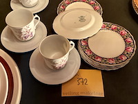 Lot 372 - flowers bordjes marlborough 7 stuks/3 koffiekopjes/ bordjes - afbeelding 2 van  6