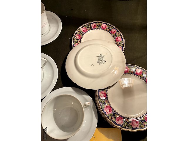 Lot 372 - flowers bordjes marlborough 7 stuks/3 koffiekopjes/ bordjes - afbeelding 4 van  6