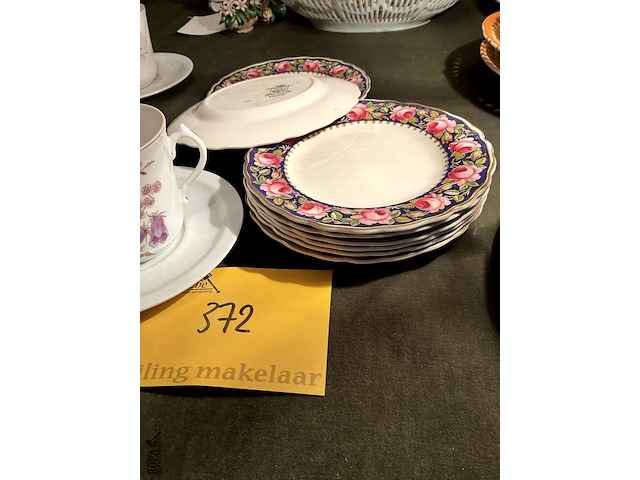 Lot 372 - flowers bordjes marlborough 7 stuks/3 koffiekopjes/ bordjes - afbeelding 6 van  6