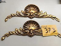 Lot 373 - koperen meubelbeslag. 2 stuks - afbeelding 1 van  3