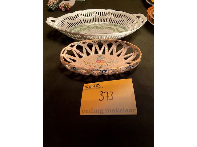 Lot 373 - mandjes in porselein gemerkt, 2 stuks - afbeelding 1 van  3