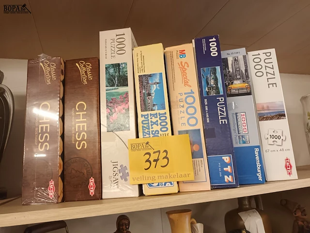 Lot 373 - puzzels en schaakspellen. 8 stuks - afbeelding 1 van  3