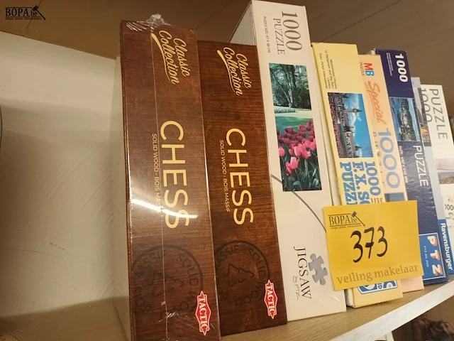 Lot 373 - puzzels en schaakspellen. 8 stuks - afbeelding 2 van  3