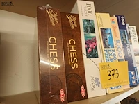 Lot 373 - puzzels en schaakspellen. 8 stuks - afbeelding 2 van  3