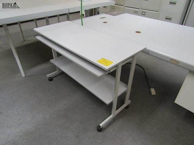 Lot 374 - bureautafel op wielen - afbeelding 1 van  3
