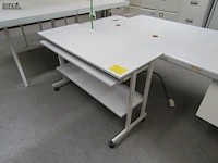 Lot 374 - bureautafel op wielen - afbeelding 1 van  3