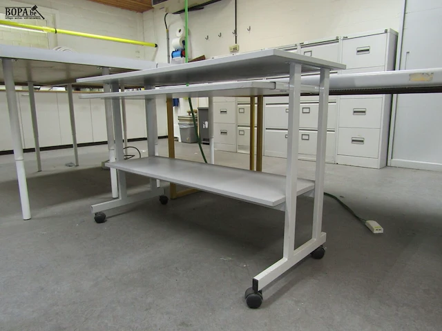 Lot 374 - bureautafel op wielen - afbeelding 2 van  3
