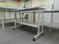 Lot 374 - bureautafel op wielen - afbeelding 2 van  3