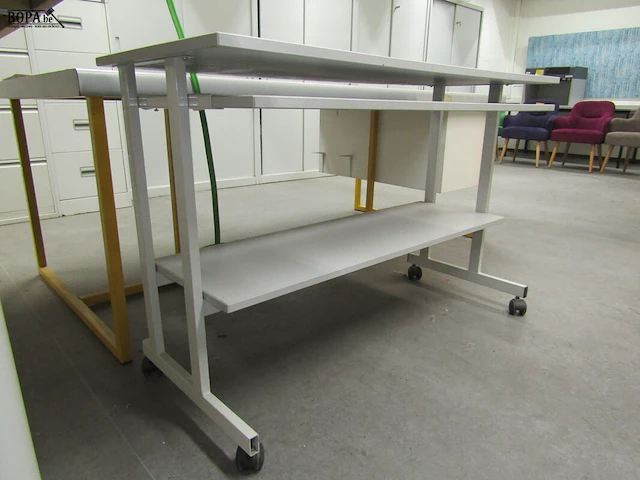 Lot 374 - bureautafel op wielen - afbeelding 3 van  3