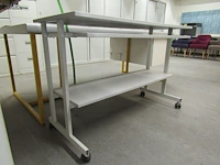 Lot 374 - bureautafel op wielen - afbeelding 3 van  3