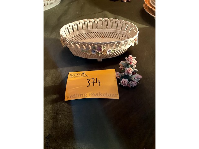 Lot 374 - porselein mandje/bloemstukje capodimonte, 2 stuks - afbeelding 1 van  4