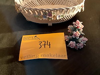 Lot 374 - porselein mandje/bloemstukje capodimonte, 2 stuks - afbeelding 1 van  4