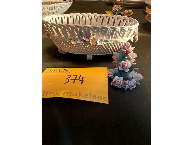 Lot 374 - porselein mandje/bloemstukje capodimonte, 2 stuks - afbeelding 2 van  4