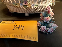 Lot 374 - porselein mandje/bloemstukje capodimonte, 2 stuks - afbeelding 2 van  4