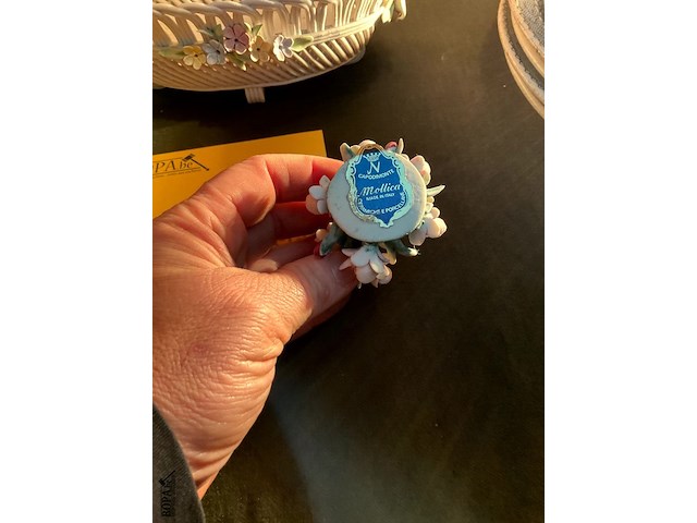 Lot 374 - porselein mandje/bloemstukje capodimonte, 2 stuks - afbeelding 3 van  4