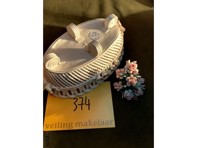 Lot 374 - porselein mandje/bloemstukje capodimonte, 2 stuks - afbeelding 4 van  4