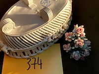Lot 374 - porselein mandje/bloemstukje capodimonte, 2 stuks - afbeelding 4 van  4
