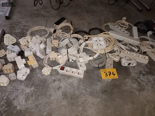 Lot 374 - verlengkabels en verdeelstekkers. 40 stuks - afbeelding 1 van  4