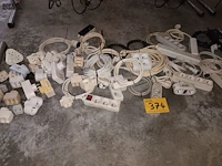 Lot 374 - verlengkabels en verdeelstekkers. 40 stuks - afbeelding 1 van  4