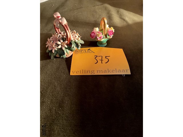 Lot 375 - bloemstukjes capodimonte en crown staffordshire, 2 stuks - afbeelding 1 van  3