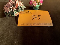 Lot 375 - bloemstukjes capodimonte en crown staffordshire, 2 stuks - afbeelding 1 van  3