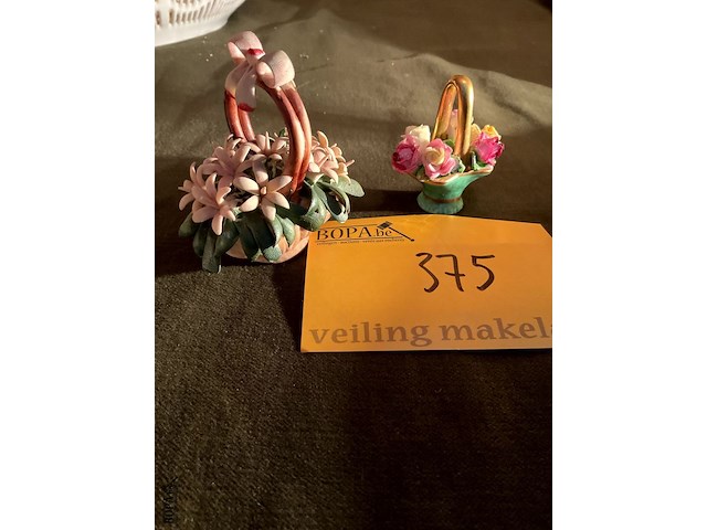 Lot 375 - bloemstukjes capodimonte en crown staffordshire, 2 stuks - afbeelding 2 van  3