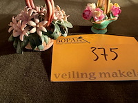 Lot 375 - bloemstukjes capodimonte en crown staffordshire, 2 stuks - afbeelding 2 van  3