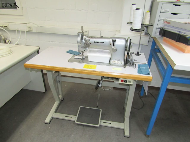 Lot 375 - naaimachine durkopp - afbeelding 2 van  6