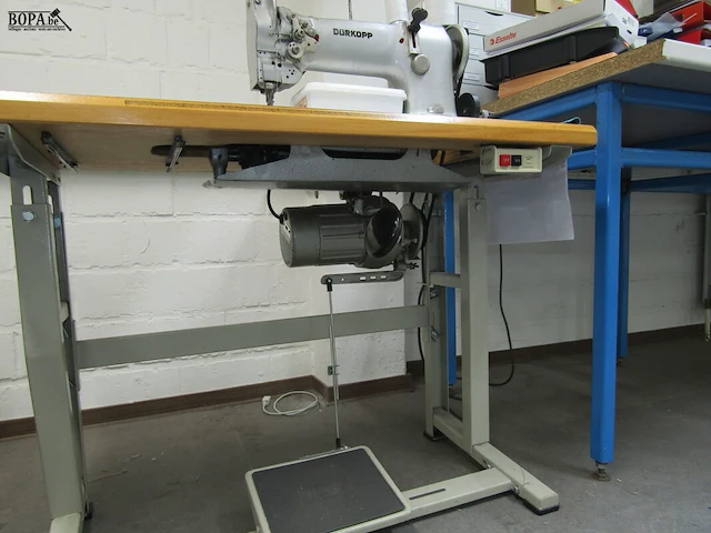 Lot 375 - naaimachine durkopp - afbeelding 6 van  6