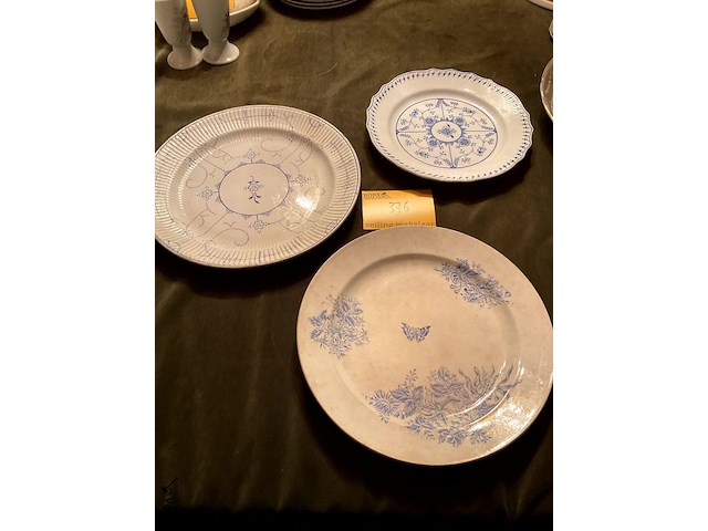 Lot 376 - grote serveerborden boch, 3 stuks - afbeelding 1 van  4