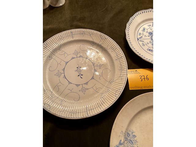 Lot 376 - grote serveerborden boch, 3 stuks - afbeelding 3 van  4