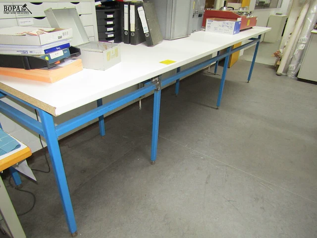 Lot 377 - werktafel - afbeelding 1 van  3