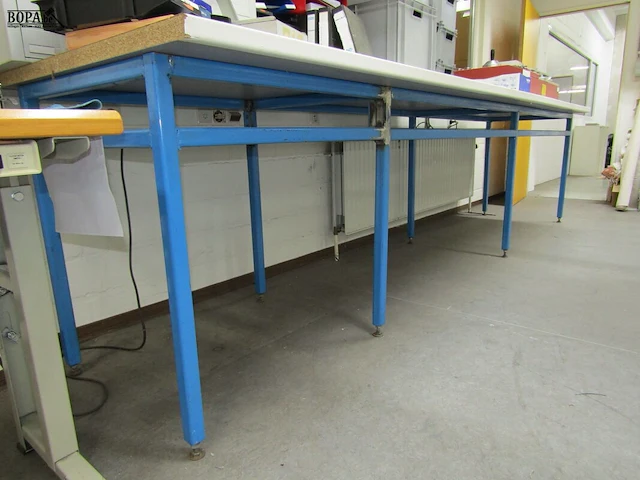 Lot 377 - werktafel - afbeelding 2 van  3