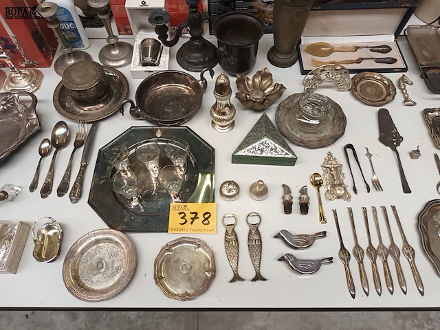 Lot 378 - lot verzilverd tafelgerei. 60 stuks - afbeelding 1 van  9