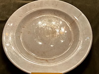 Lot 378 - oud wit bord maastricht pregout - afbeelding 1 van  3